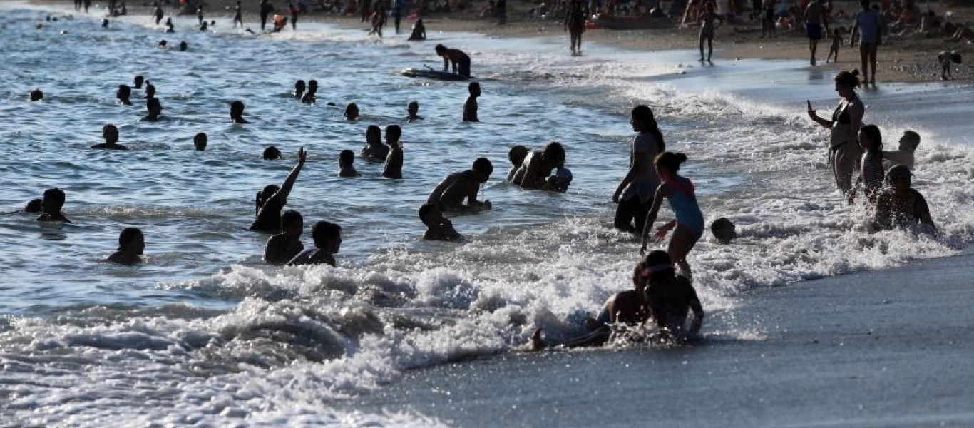 Γλυφάδα: Ανεμόπτερο με μηχανή έπεσε στη θάλασσα δίπλα σε λουόμενους (φώτο)